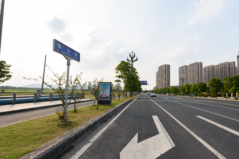 The installation project of gold road, Hong Kong Road and Town Road in the bonded area